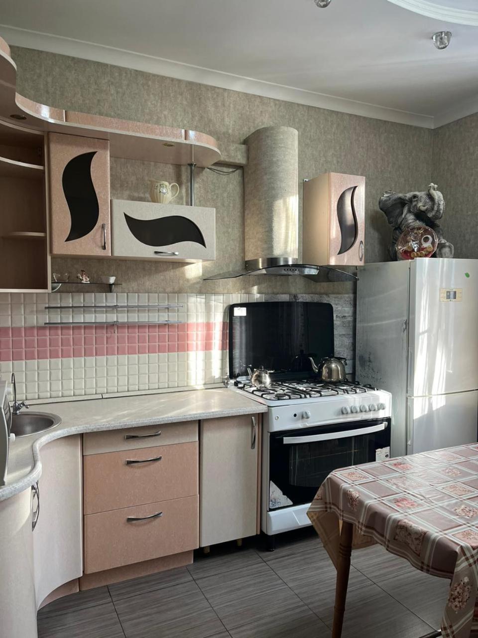 Apartments On Mustafa Ozturk Almaty Bilik gambar